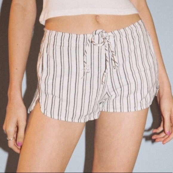 Brandy Melville Blue And White Linen Shorts with pockets - Picture 4 of 5